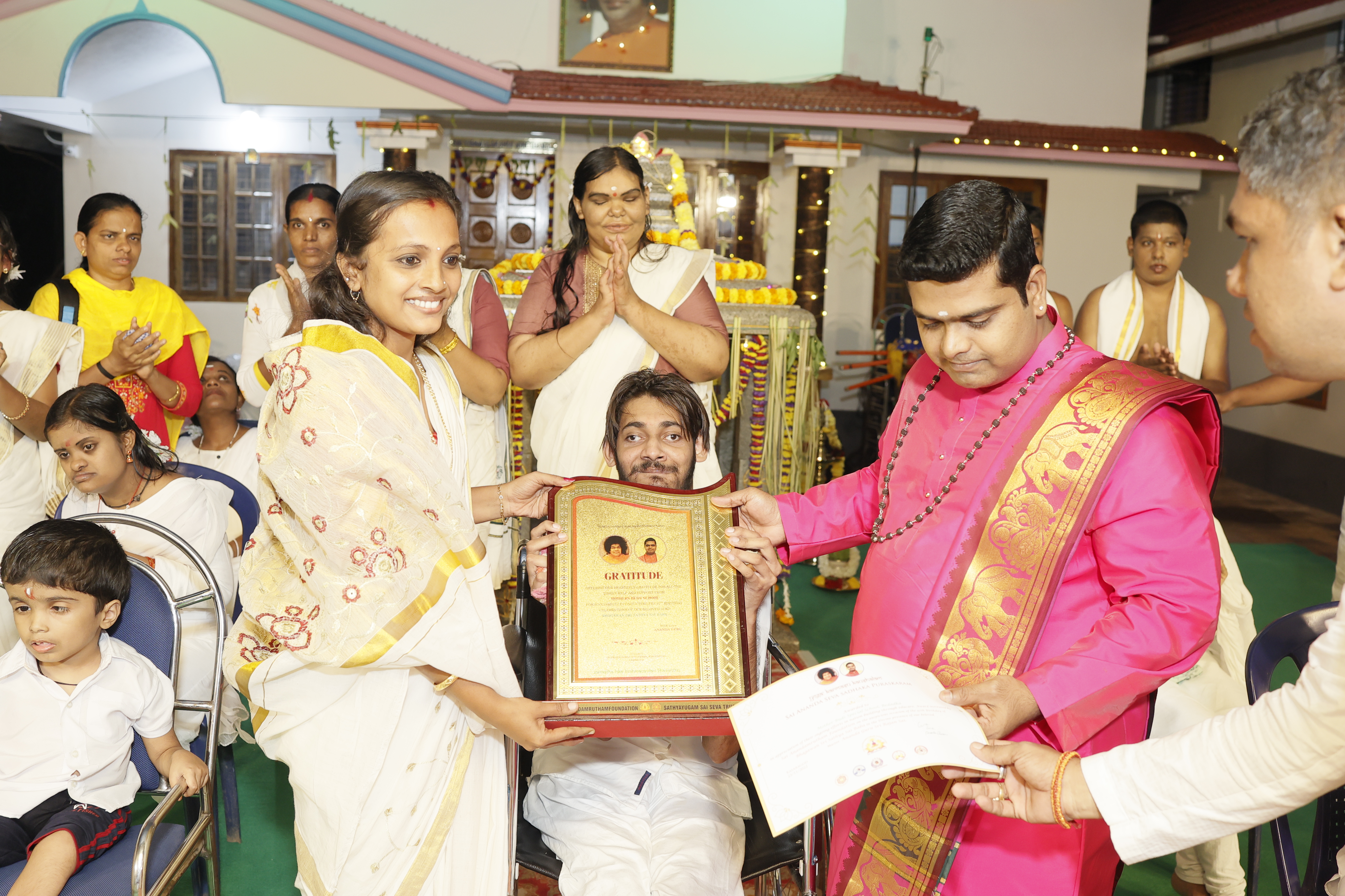 Anandaguru presenting award to Teacher and students of Special school Kasaragod